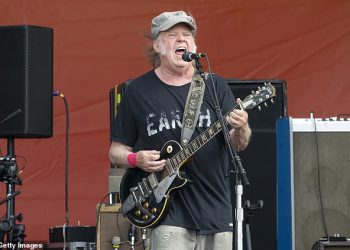 Neil Young vrti skretanje jer će se set Glastonbury emitirati BBC nakon što je rekao da je festival “pod korporativnom kontrolom”