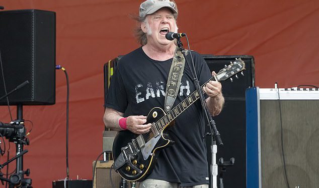 Neil Young vrti skretanje jer će se set Glastonbury emitirati BBC nakon što je rekao da je festival “pod korporativnom kontrolom”