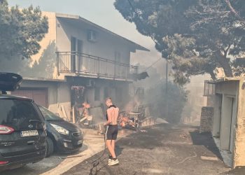 Nemamo kontrolu, spašavamo kuću po kuću!