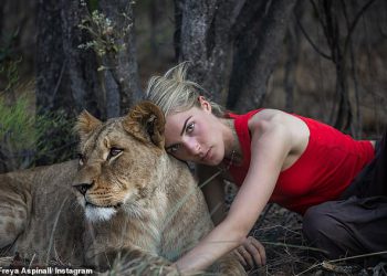 Nepo Baby, 21, je li pljuvanje slike majke TV zvijezde iz 90 -ih dok maže lava u Africi – ali možete li pogoditi tko je njezin poznati roditelj?