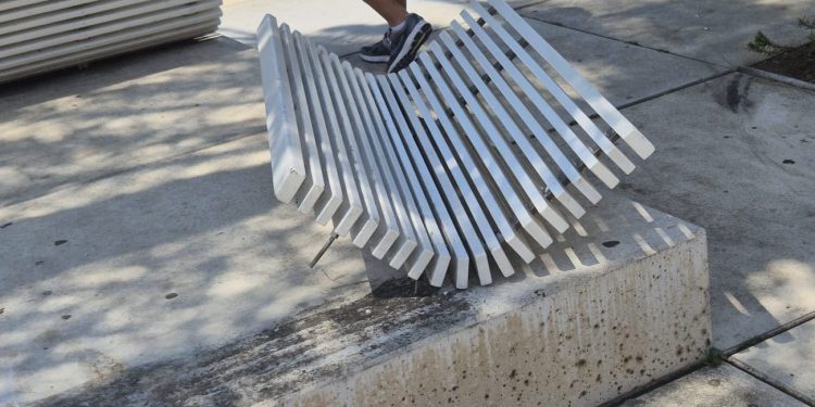 Neugodna scena u centru grada, razbijena jedna od klupa