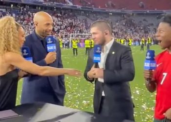 Neugodni trenutak pobožna muslimanska legenda UFC -a Khabib Nurmagomedov odbija trestinu TV voditeljicu finalnog TV -a Lige prvaka Kate Scott nakon što pozdravi sve svoje muške kolege