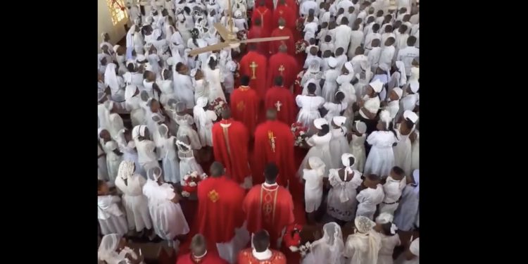 Nevjerojatno: Nigerijski biskup krizmao gotovo tisuću ljudi u samo jednom danu