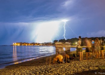 Nevrijeme stiglo na splitsko područje: Jaka tuča pogodila dijelove Brača, ljudi se prije nevremena okupili na plaži