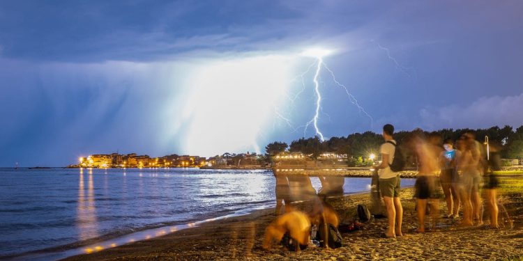 Nevrijeme stiglo na splitsko područje: Jaka tuča pogodila dijelove Brača, ljudi se prije nevremena okupili na plaži