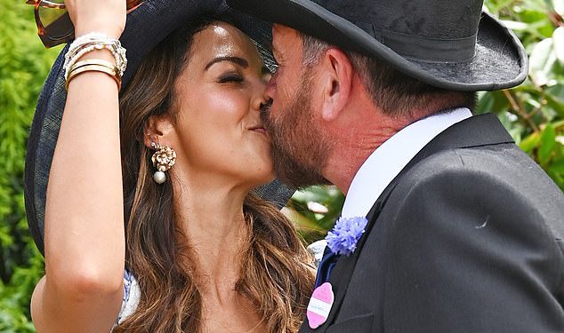 Nick Knowles (62) i njegova nova supruga Katie (34) spakiraju se na PDA kao što su viđeni prvi put od njihovog vjenčanja na Royal Ascot Dayu Four