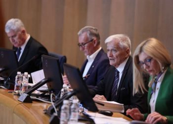 Nije bilo dovoljno ruku za plaće ‘na ruke’: Pao zakon u Domu naroda