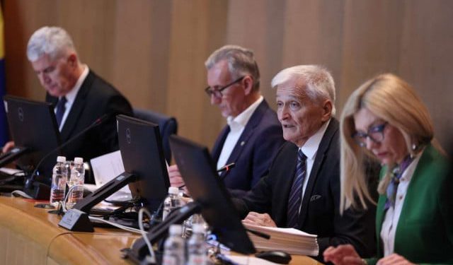 Nije bilo dovoljno ruku za plaće ‘na ruke’: Pao zakon u Domu naroda