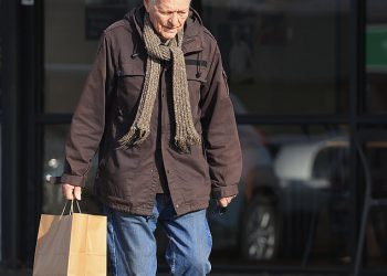 Nikada nećete vjerovati kako sada izgleda gospodin Fisher! Zvijezda Dom i Away Norman Coburn, 88, prvi put u godinama prikazano kao detalji njegovog vrlo različitog života u Tasmaniji