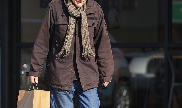 Nikada nećete vjerovati kako sada izgleda gospodin Fisher! Zvijezda Dom i Away Norman Coburn, 88, prvi put u godinama prikazano kao detalji njegovog vrlo različitog života u Tasmaniji