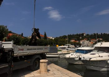 Nitko ne zna kako je tu završio: Iz mora na Batali izvukli nesvakidašnji predmet (FOTO)