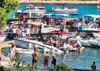 Noćna akcija na dalmatinskom otoku: Više nema ilegalnih pontona u uvali