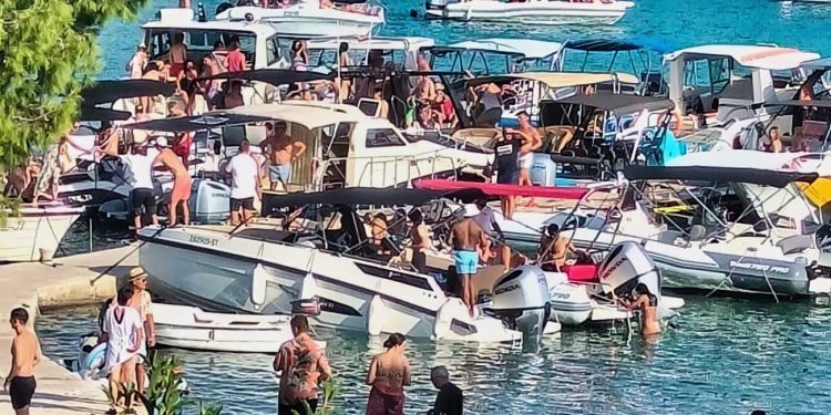 Noćna akcija na dalmatinskom otoku: Više nema ilegalnih pontona u uvali