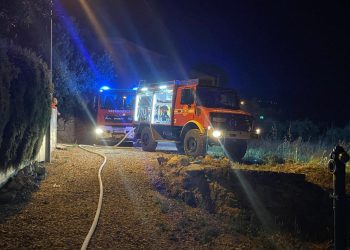 Noćni požar na Libovcu: Vatrogasci gasili vatru na 2000 kvadrata raslinja