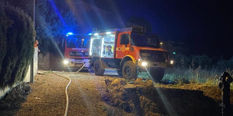 Noćni požar na Libovcu: Vatrogasci gasili vatru na 2000 kvadrata raslinja
