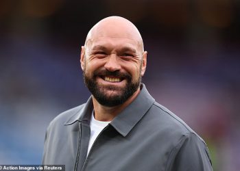 Nogometna pomoć bačena u kaos dok se Tyson Fury zaklinje da živi na ITV -u na teatime prisiljavajući Alexa Scotta da se ispriča gledateljima dok brendiraju scene ‘sramotne’