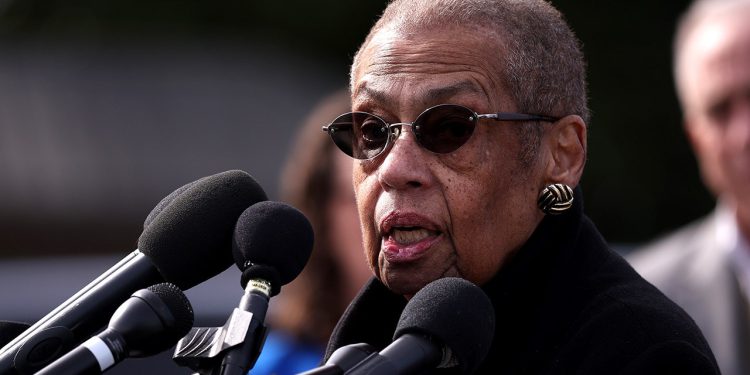 Norton je rekla da će tražiti ponovni izbor, ali glasnogovornica je povukla svoju primjedbu