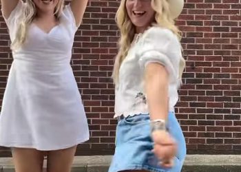 Nova diddly čučnjeva farme Harriet Cowan pleše u mini mini suknji i kaubojskim čizmama za seoski dan