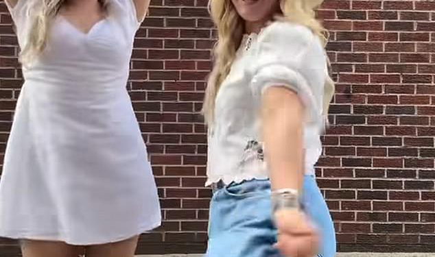 Nova diddly čučnjeva farme Harriet Cowan pleše u mini mini suknji i kaubojskim čizmama za seoski dan