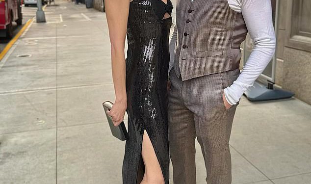 Nova djevojka Hugha Jackmana Sutton Foster čini šokiranje dok pohađa sjajne nagrade nakon što je glumačka bivša supruga Deborra Lee-Furness bjesnila o njihovoj vezi