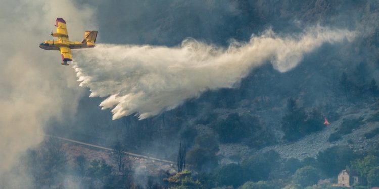 Novi požar u Dalmaciji: Gori u Žitniću, u neposrednoj blizini željezničke pruge