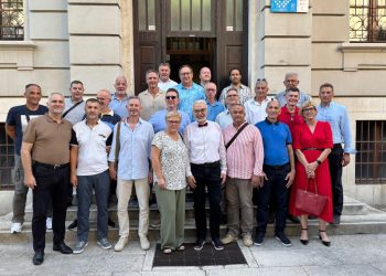 OD UČENIKA DO GRADITELJA SVIJETA Četrdeset godina poslije: Povratak generacije 4.F u klupe Elektrotehničke škole