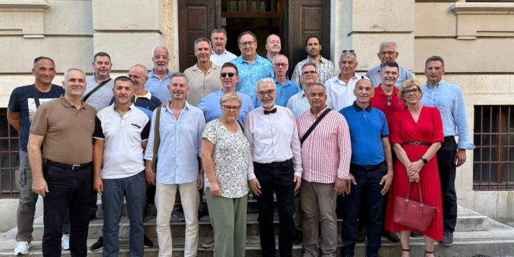 OD UČENIKA DO GRADITELJA SVIJETA Četrdeset godina poslije: Povratak generacije 4.F u klupe Elektrotehničke škole