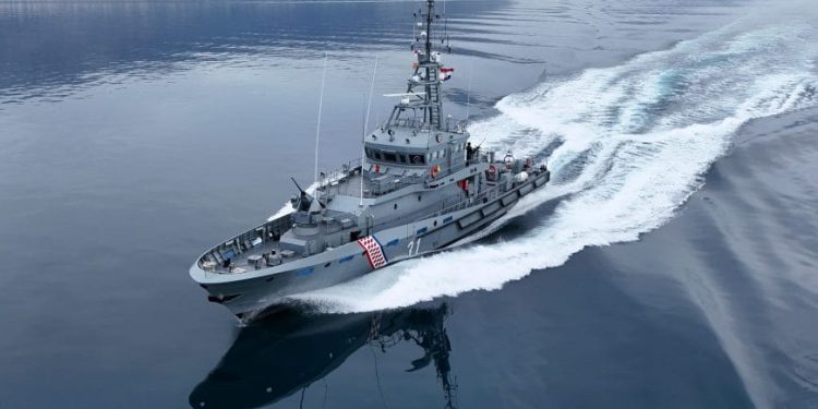 Obalni ophodni brod “Omiš” u akciji spašavanja ribarice kod Rogoznice