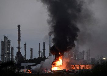 Obitelj nasukana u Izraelu okrenuta je do 3.700 milja putovanja kroz tri zemlje kako bi se vratila kući u Veliku Britaniju