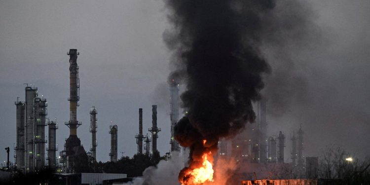 Obitelj nasukana u Izraelu okrenuta je do 3.700 milja putovanja kroz tri zemlje kako bi se vratila kući u Veliku Britaniju