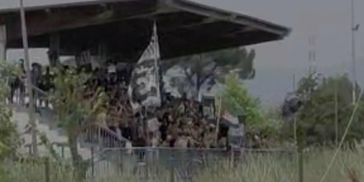 Obožavatelji Raja Casablanca, okupljanja zlostavljanja u Brianzi