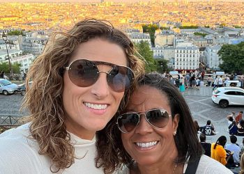 Obožavatelji su zaprepašteni da otkriju romansu trenera Fever -a Stephanie White s NBA novinarkom Lisom Salters usred izostanaka