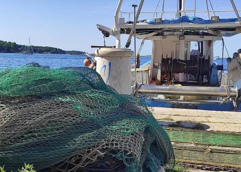 Obustavljeni upisi u jedinu srednju školu za ribare u Hrvatskoj i jedina 111 godina stara ribarska brodica za praksu učenika propada!