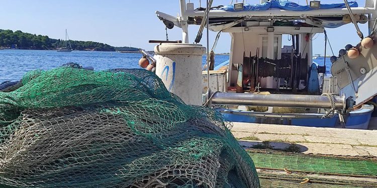 Obustavljeni upisi u jedinu srednju školu za ribare u Hrvatskoj i jedina 111 godina stara ribarska brodica za praksu učenika propada!