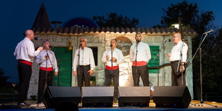 Održan 22. Susret klapa u Povljani – Večer klapske pjesme, tradicije i glazbene emocije