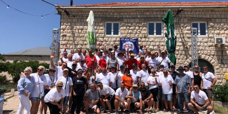 Održana 16. eko akcija u Vinišću: Hrpa otpada izvađena iz mora, sudjelovalo 35 ronioca i deset barkariola