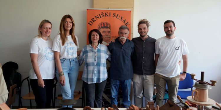 Održana radionica izrade drniškoga suska – tradicija koja živi kroz ruke majstora Ivana Tomića