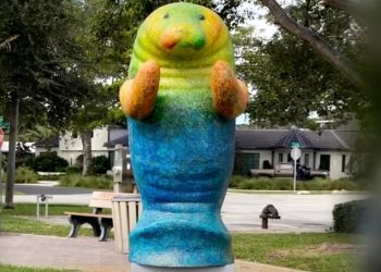 Ogromna Sculptura Manatee Giant Town Town -a nestaje