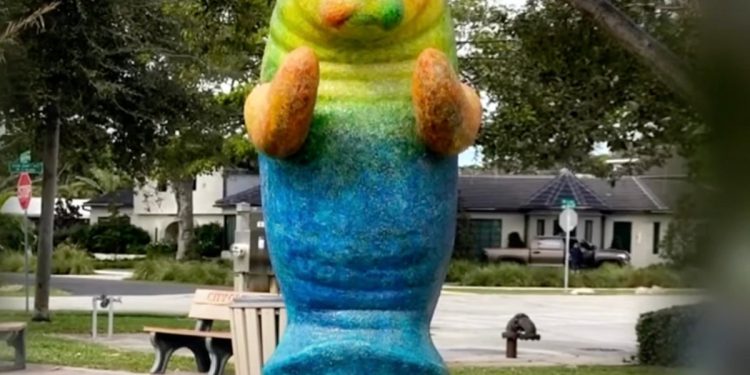 Ogromna Sculptura Manatee Giant Town Town -a nestaje