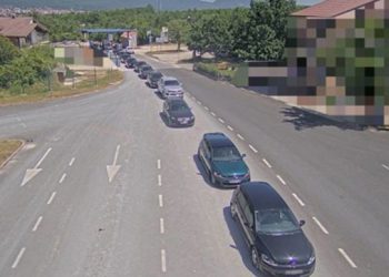 Ogromne gužve na granici Hrvatske i BiH, čeka se satima