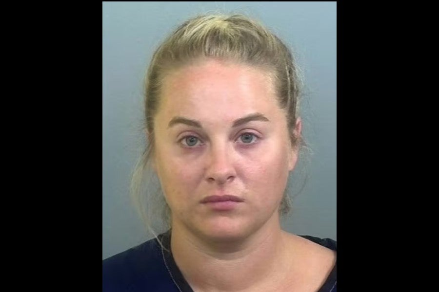 Oliver Fell (28) optužen je za lagano kontakt sa studentima od strane autoritetne figure i tragove štetnog materijala maloljetnici nakon što je studente poslao gole preko Snapchata.