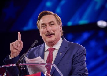 Osnivač MyPillow -a Mike Lindell gubi 2,3 milijuna dolara za klevetu