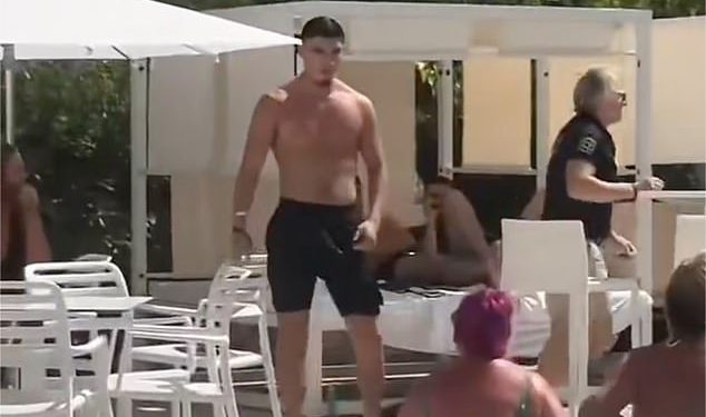 Otkriveno: Yob koji je nokautirao ženu stolicom tijekom divljeg Ibiza Brawl na bazenu je kontroverzni nogometaš koji je u finalu Wembley postigao pogodak prije samo tri tjedna prije samo tri tjedna