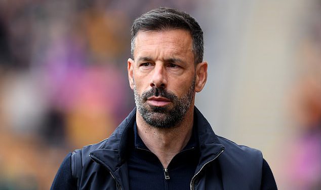 Otkriveno: ‘Zašto je Ruud van Nistelrooy još uvijek u Leicesteru’ unatoč tome što je klub odlučio otpustiti ga nakon nesretne kampanje za ispadanje