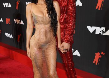 Otkriveno ime mitraljeza Kelly i Megan Fox: Singer otkriva znanstveno-fantastičnu kćerku nadahnutu kćeri