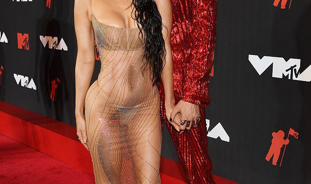 Otkriveno ime mitraljeza Kelly i Megan Fox: Singer otkriva znanstveno-fantastičnu kćerku nadahnutu kćeri