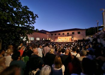 Otvorena manifestacija “Glumci u Zagvozdu”. U gledalištu su bili župan Boban i splitski poteštat Šuta