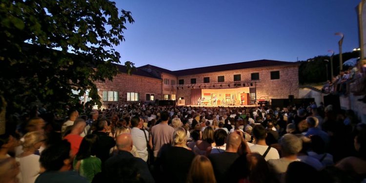 Otvorena manifestacija “Glumci u Zagvozdu”. U gledalištu su bili župan Boban i splitski poteštat Šuta