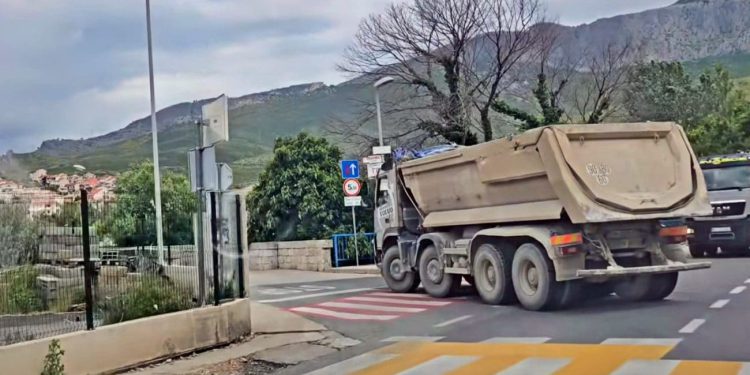 Ovaj video spornog prelaska mosta pregledan je preko pola milijuna puta u jedan dan