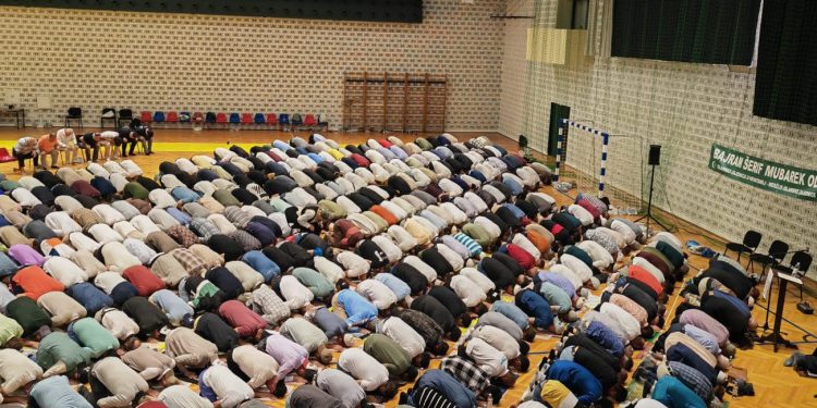 Ovako su u Splitu islamski vjernici proslavili Kurban-bajram. Bili su u maloj dvorani Gripe